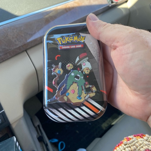 Pokemon Trading Card Game Unova mini Tin with Colorful Design - Picture 1 of 1